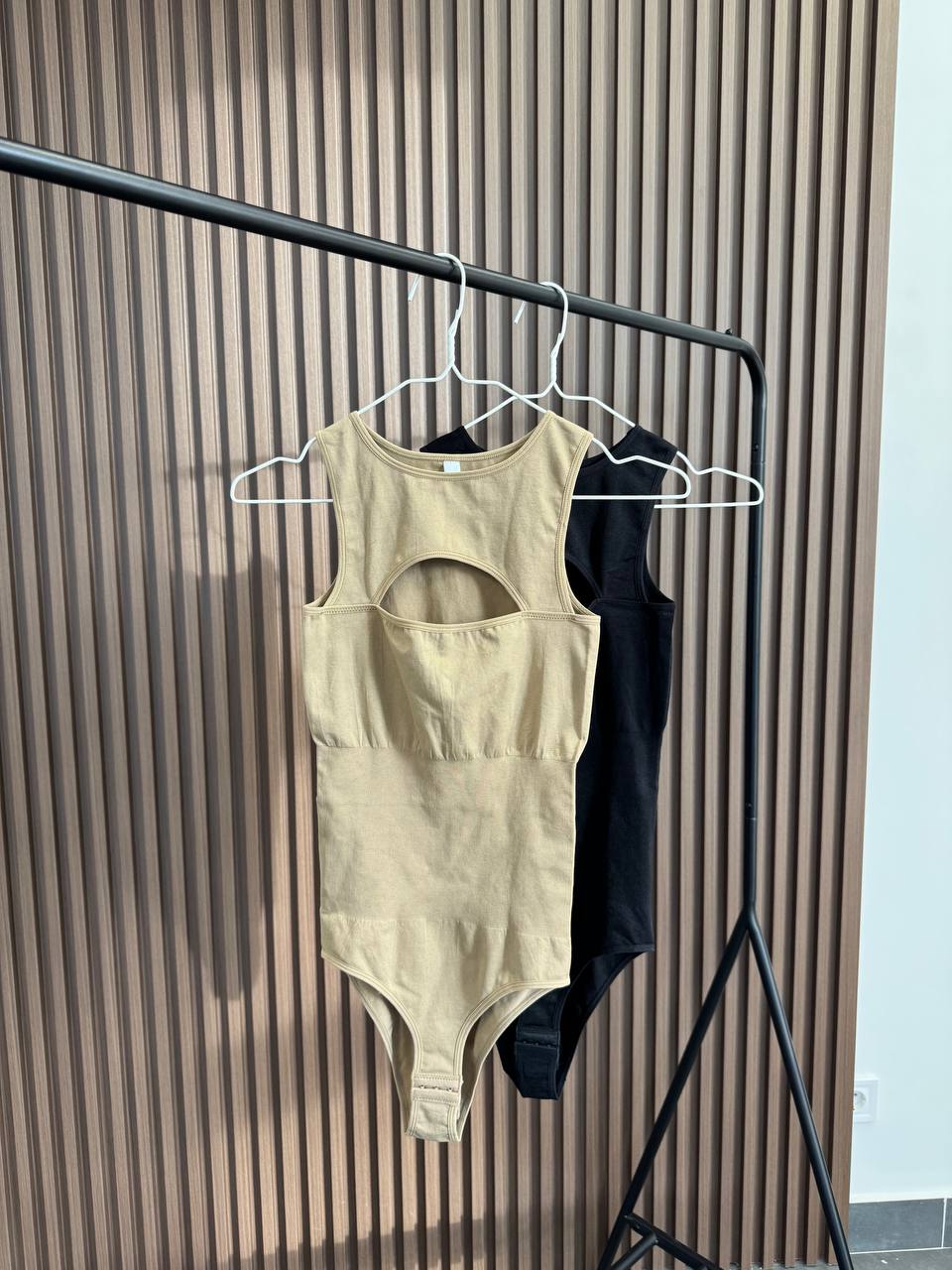 Боді з вирізом з ефектом утяжки