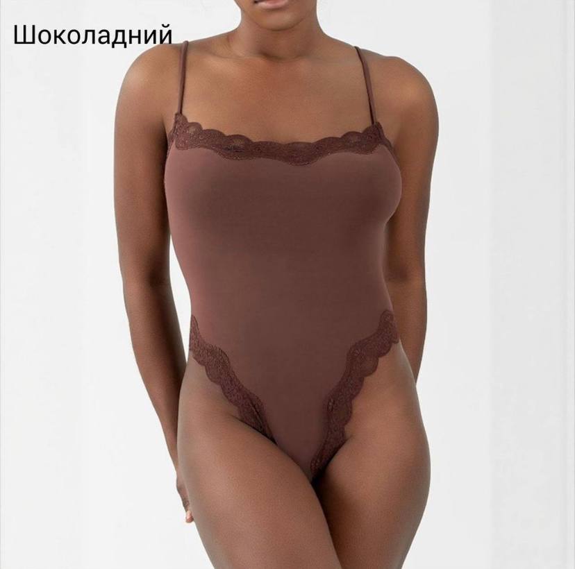 Боді з мереживною обробкою