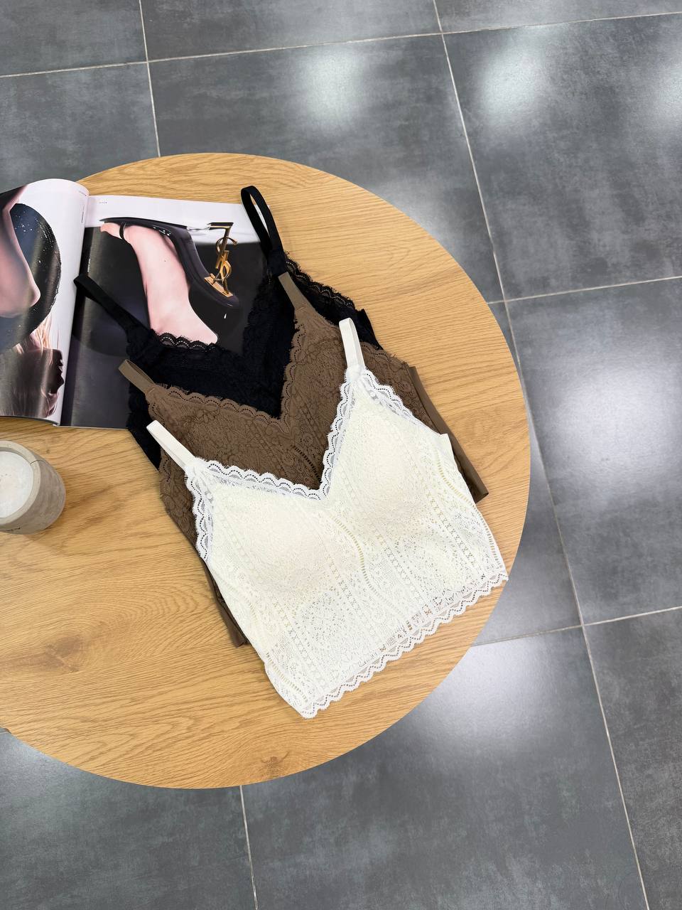 Подовжений мереживний топ-бралет з чашками