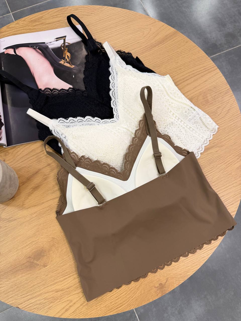 Подовжений мереживний топ-бралет з чашками