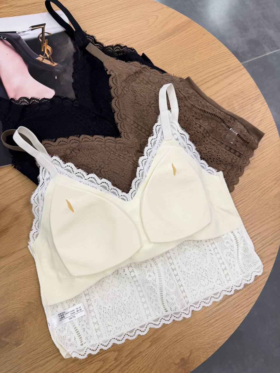 Подовжений мереживний топ-бралет з чашками