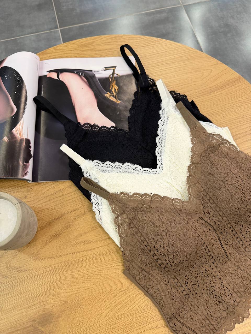 Подовжений мереживний топ-бралет з чашками