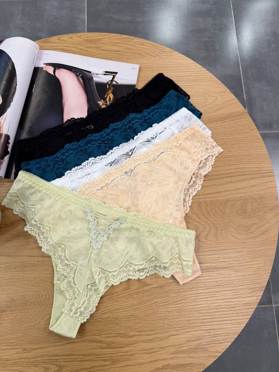 Мереживні бразильяни зі сплетеною спинкою