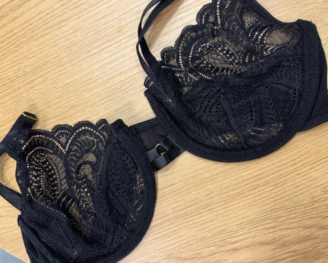 Спокусливий бюст з ніжним мереживом розпродаж