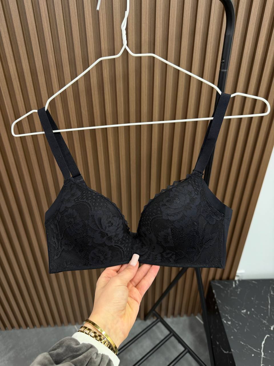 Бюст з безшовною спинкою брак