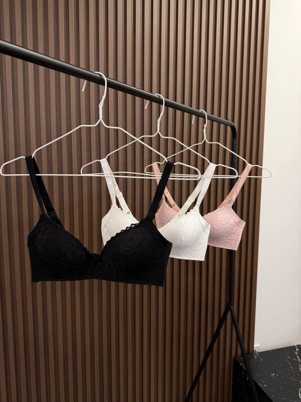 Бюст з безшовною спинкою брак