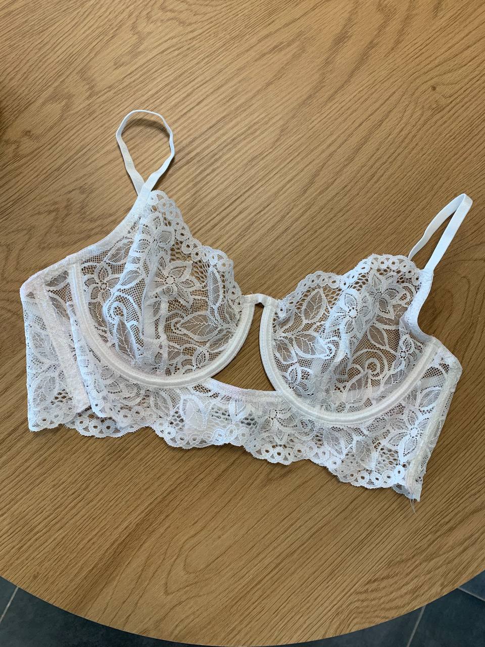 Мереживний бюст з вирізом та мереживом внизу