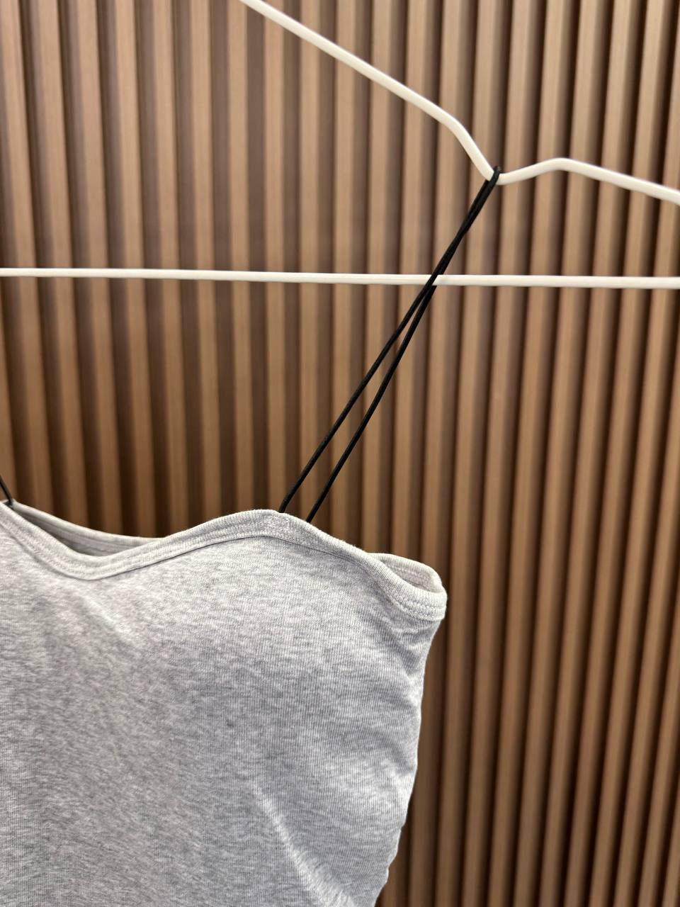 Топ майка на тонких бретелях