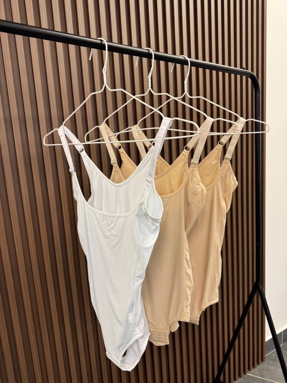 Боді з утяжкою з вирізом під грудьми