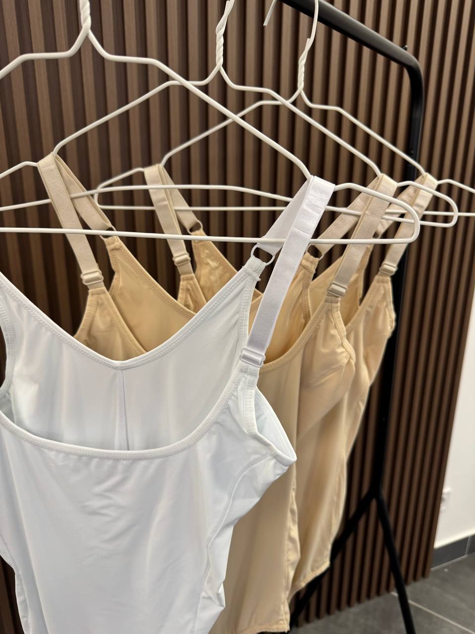 Боді з утяжкою з вирізом під грудьми