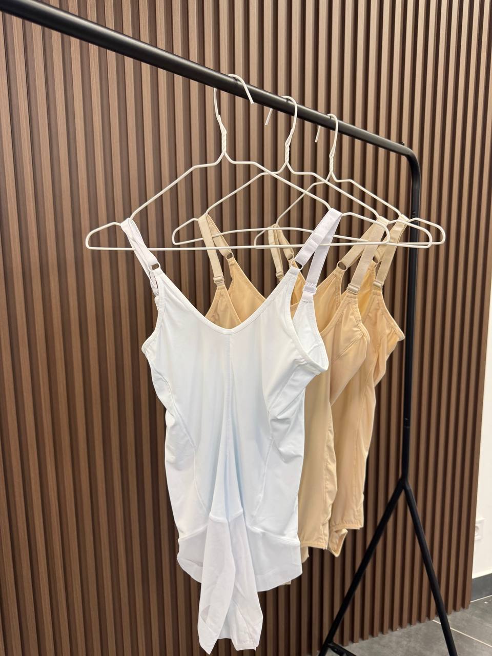 Боді з утяжкою з вирізом під грудьми