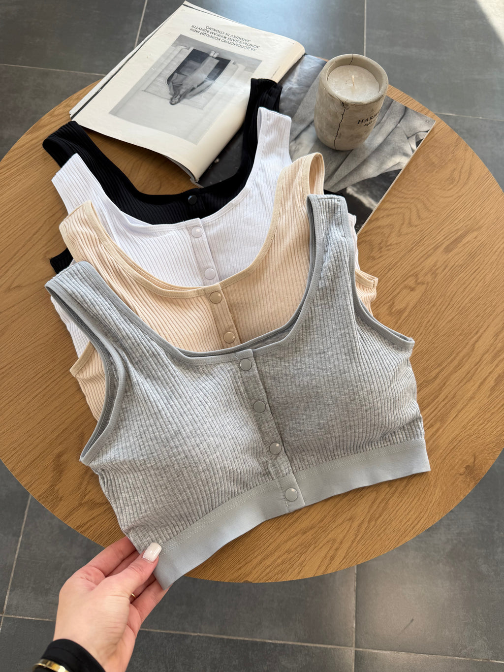 Топ з застібками попереду