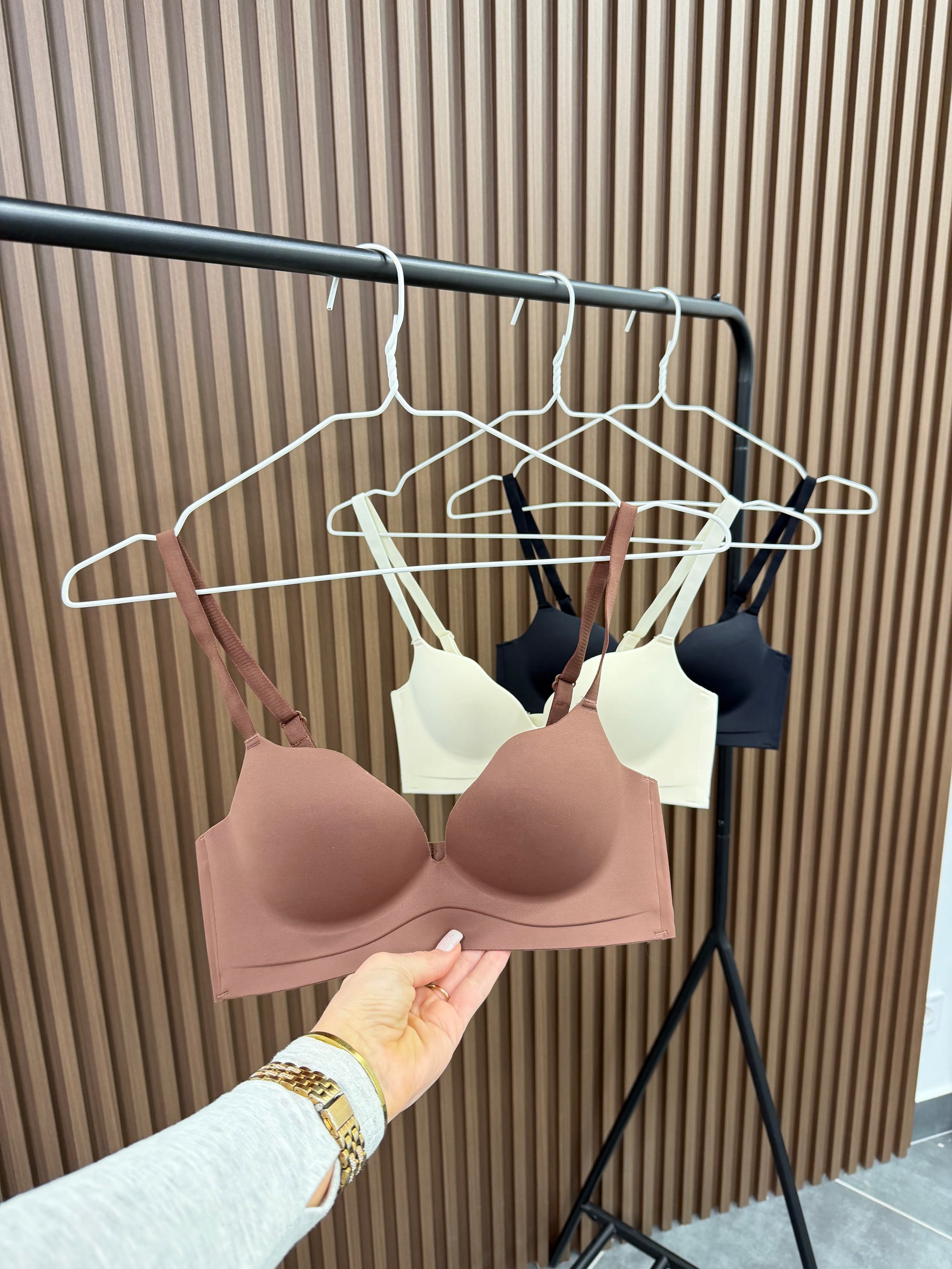 Безшовний бюстгальтер з формованими чашками