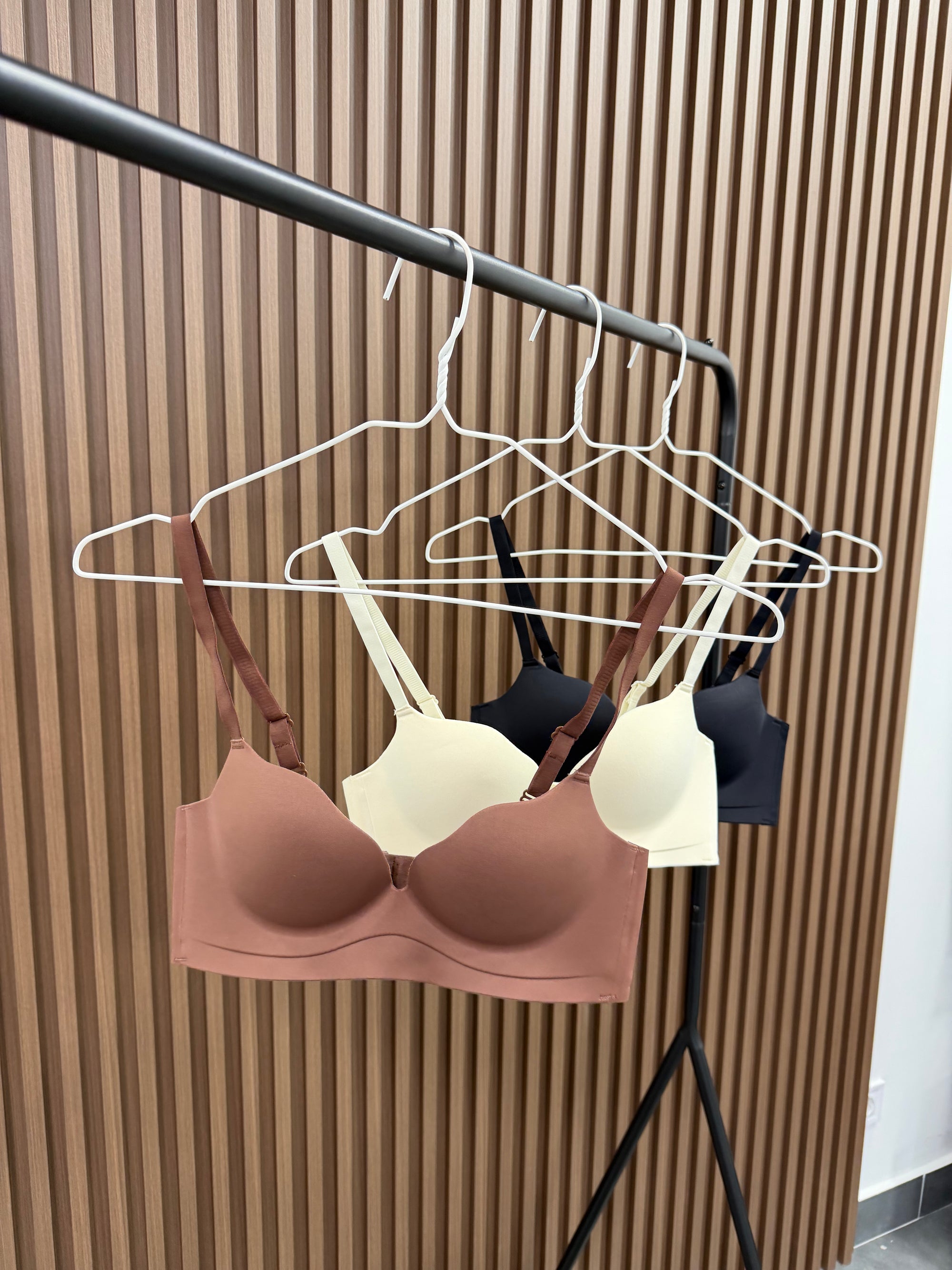 Безшовний бюстгальтер з формованими чашками