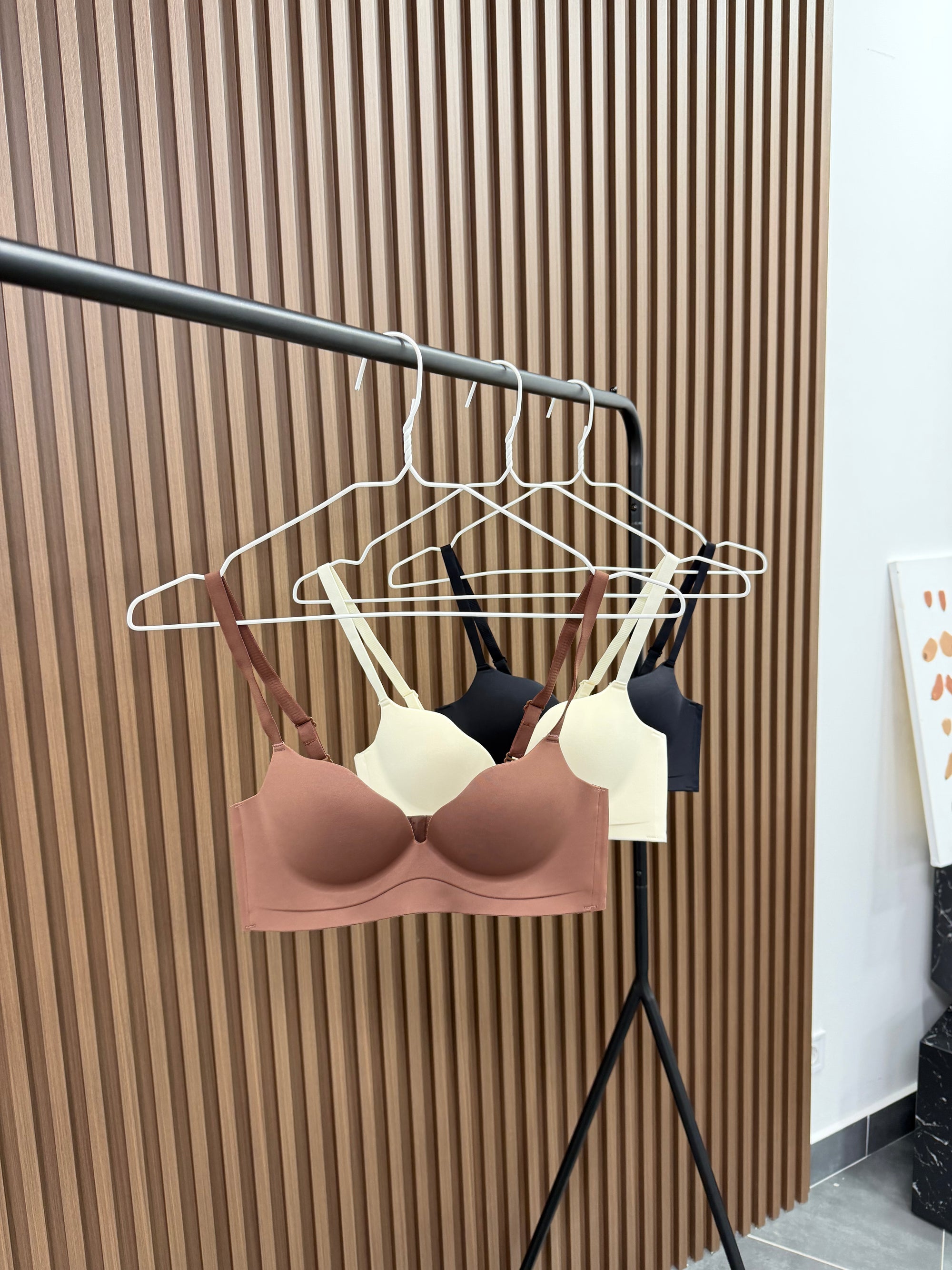 Безшовний бюстгальтер з формованими чашками