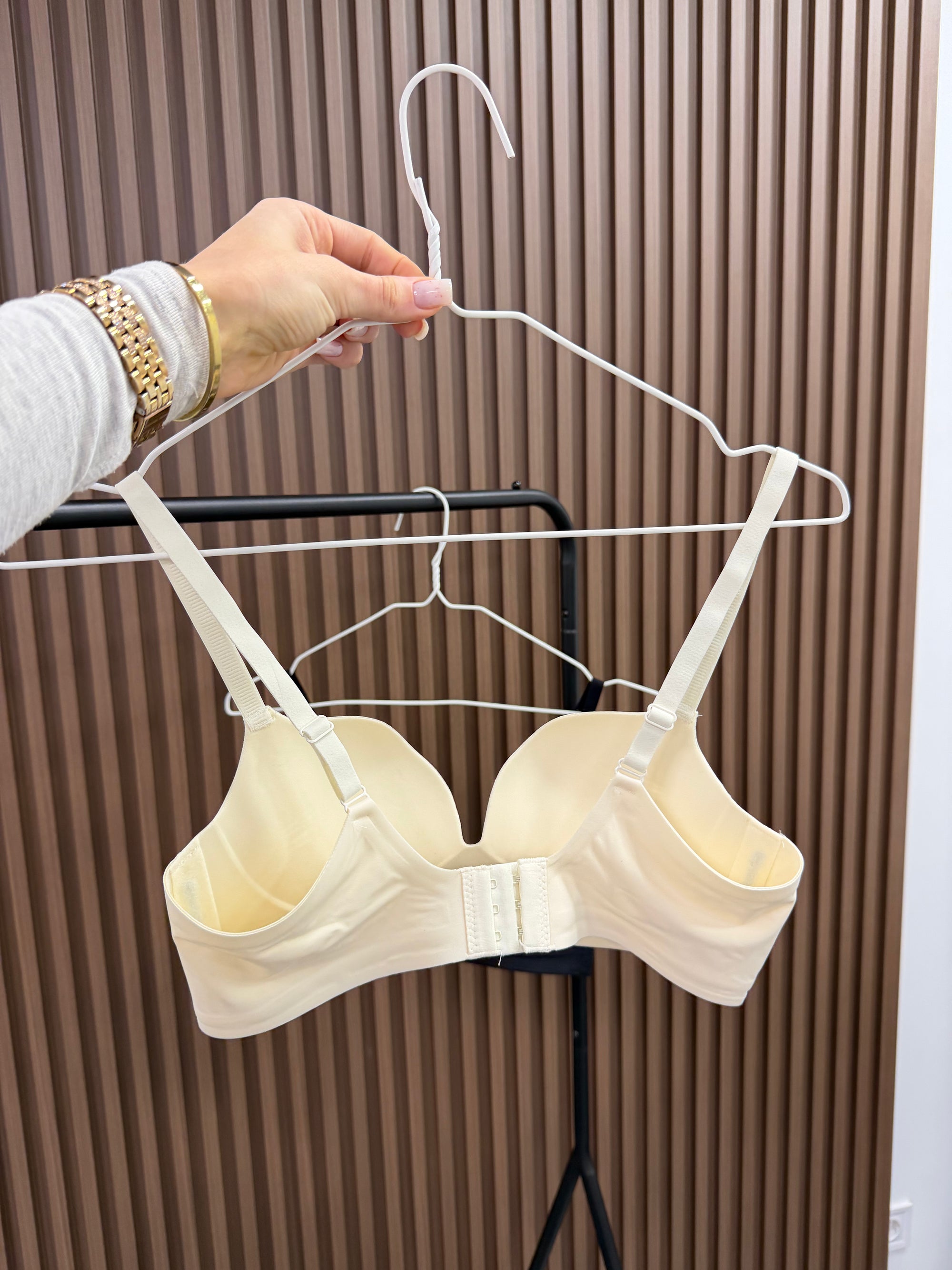 Безшовний бюстгальтер з формованими чашками