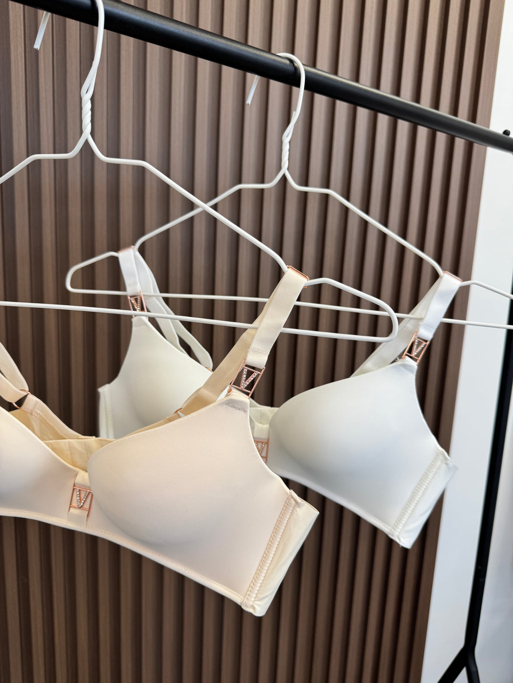 Бюст посередині з емблемою V