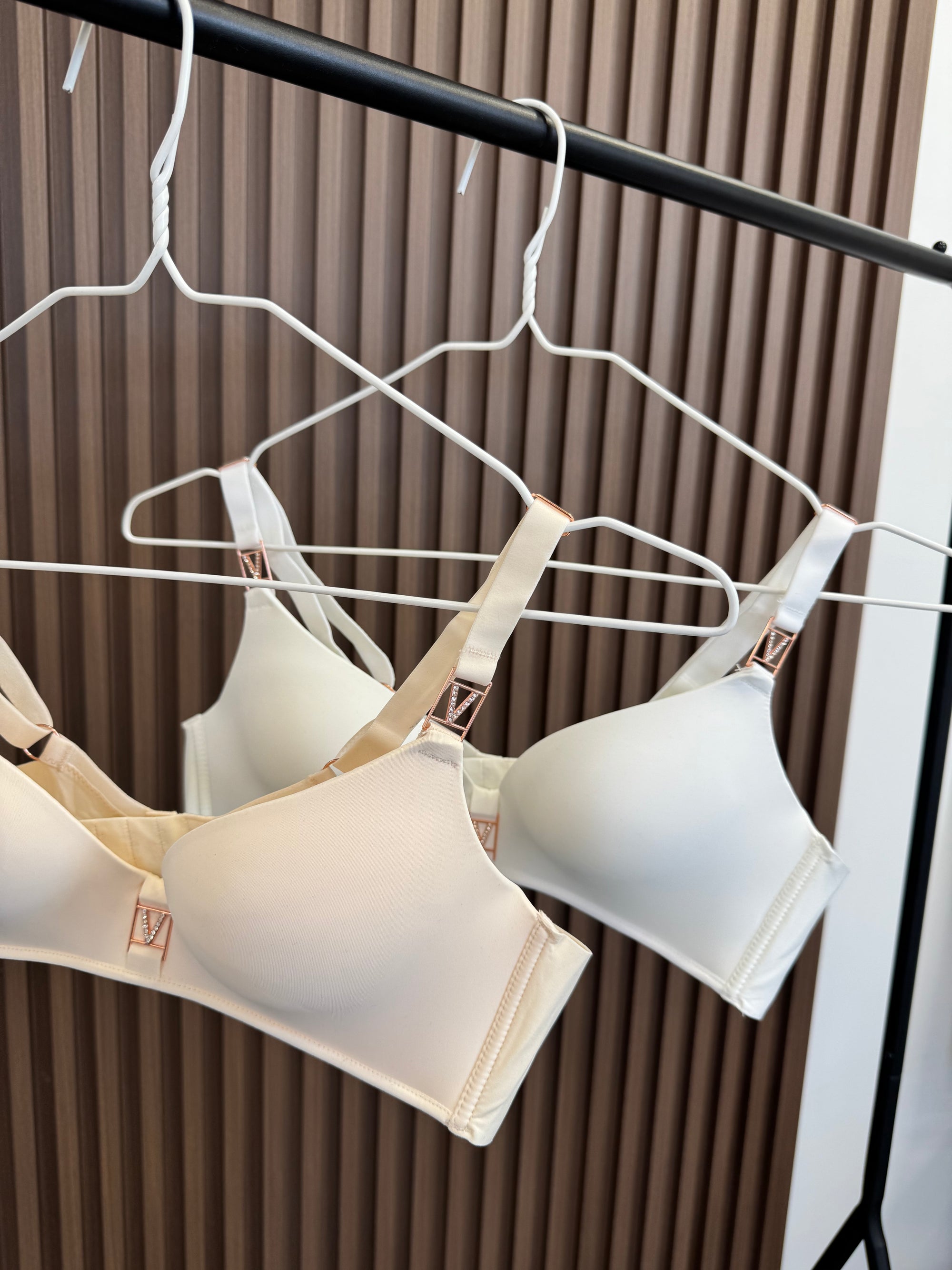 Бюст посередині з емблемою V