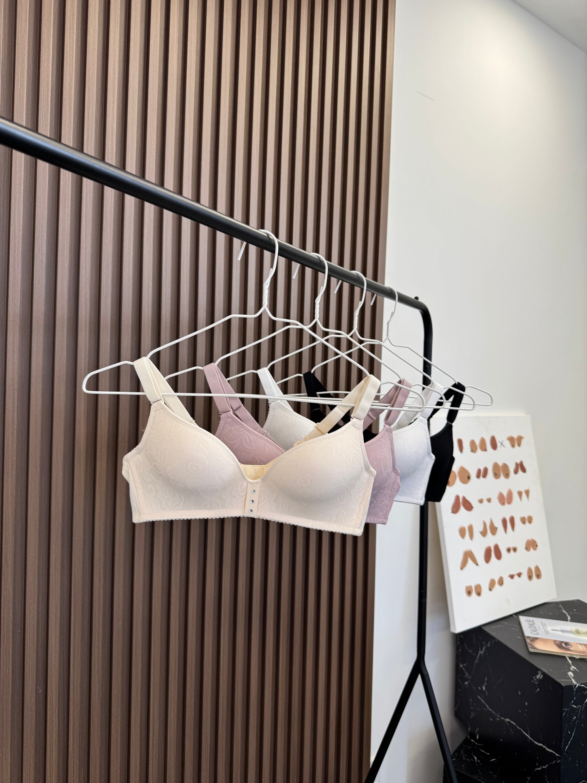 Бюст мереживний з безшовною спинкою