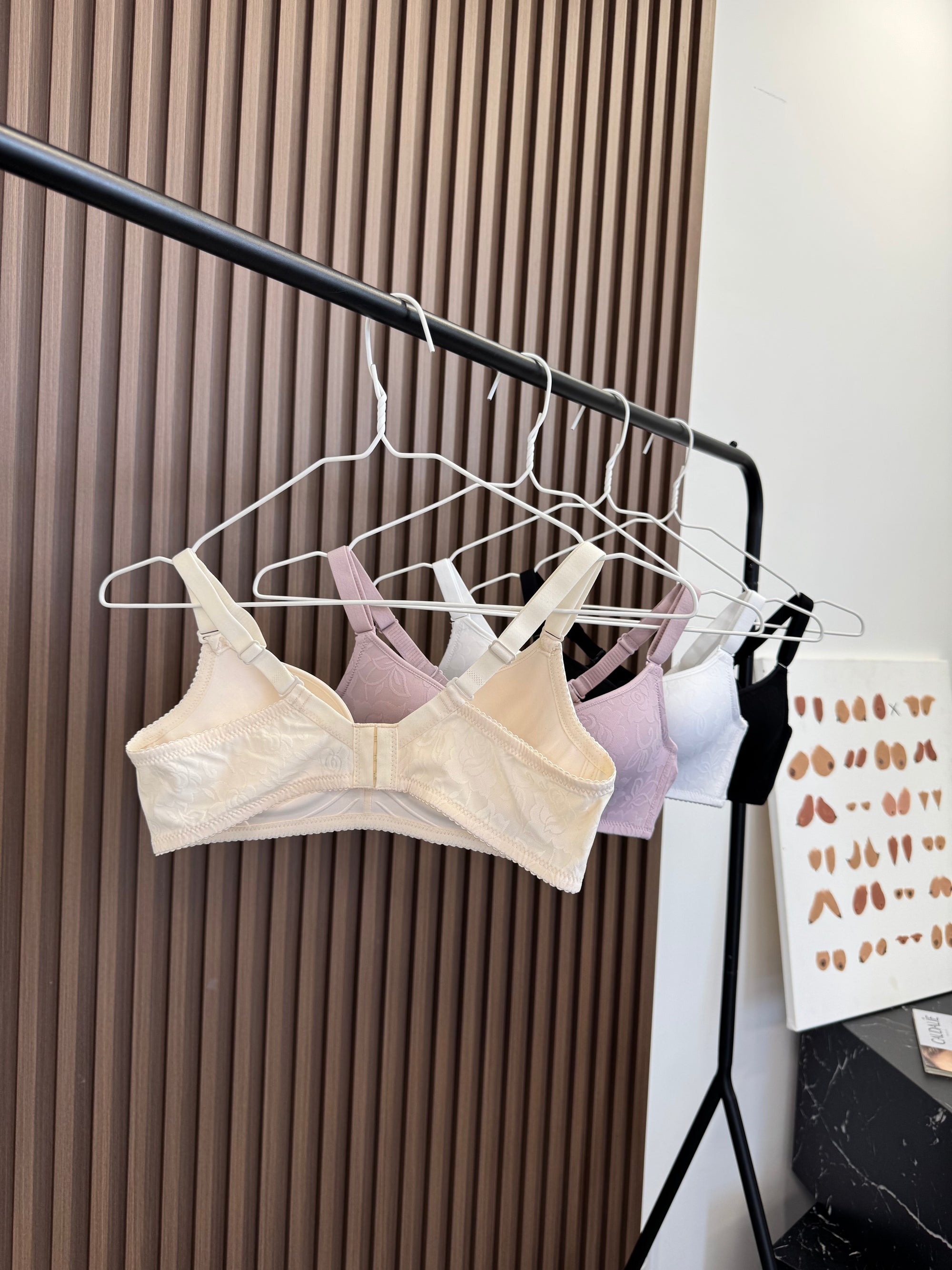 Бюст мереживний з безшовною спинкою