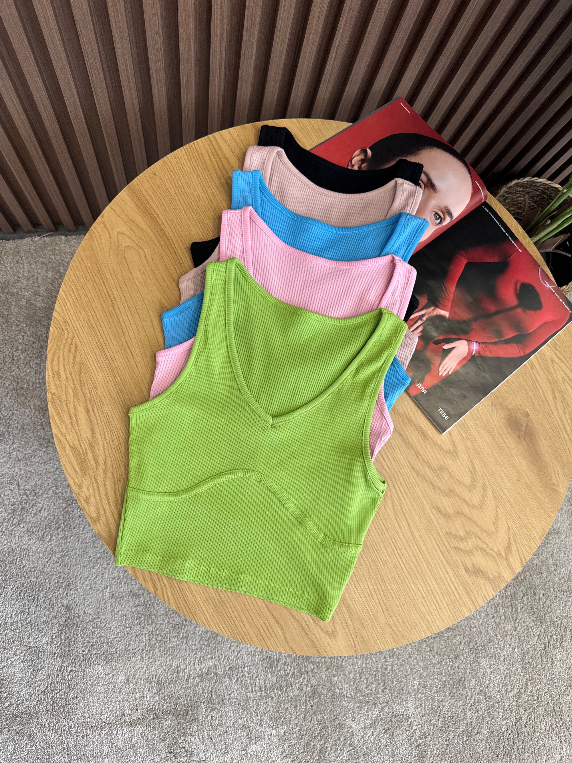 Жіночий топ-маєчка в рубчик