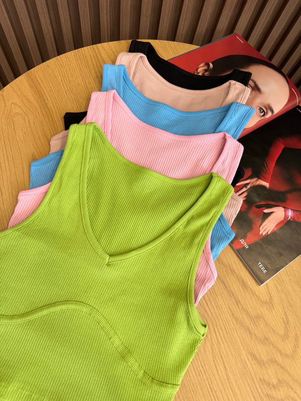 Жіночий топ-маєчка в рубчик