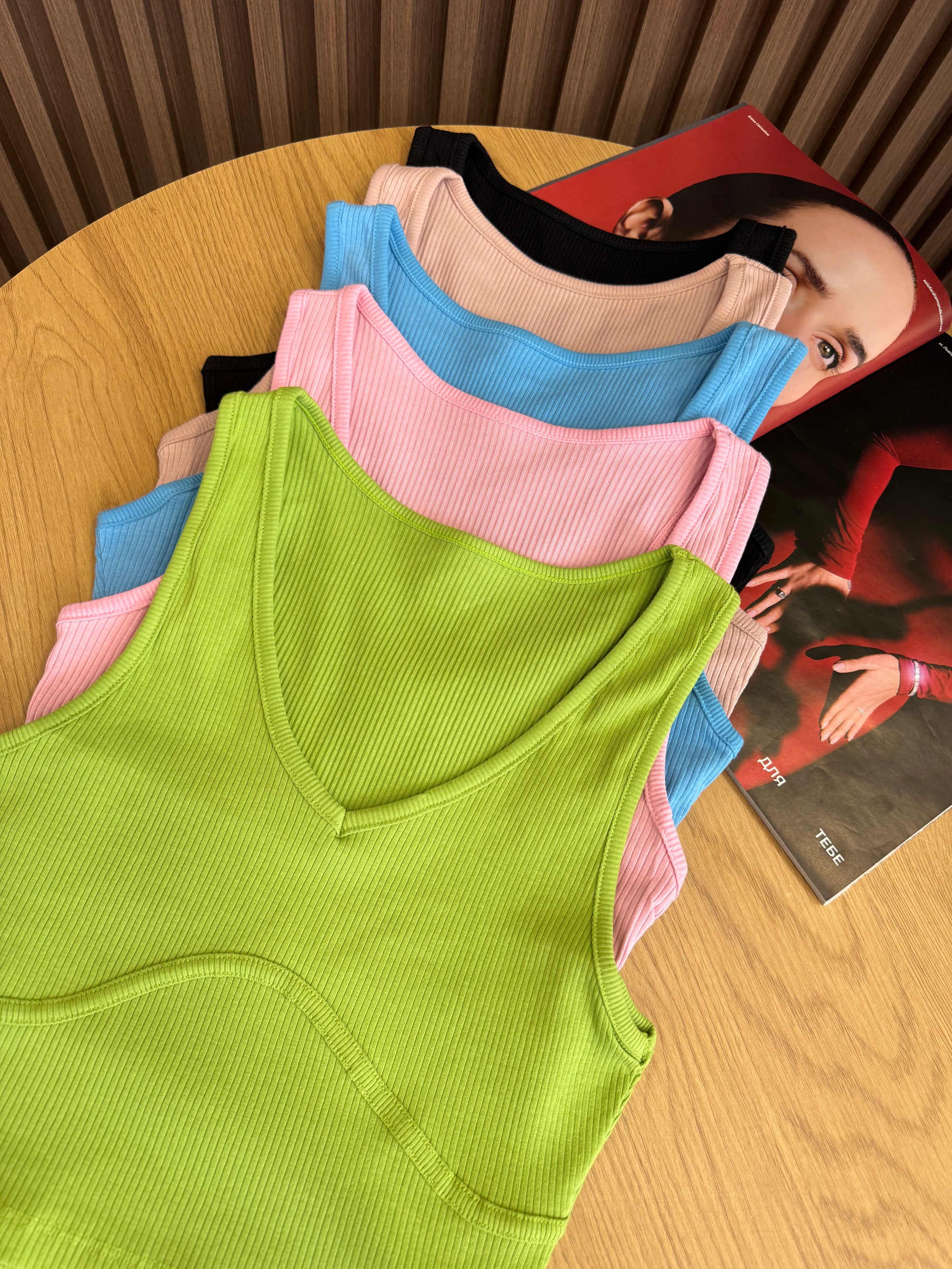 Жіночий топ-маєчка в рубчик