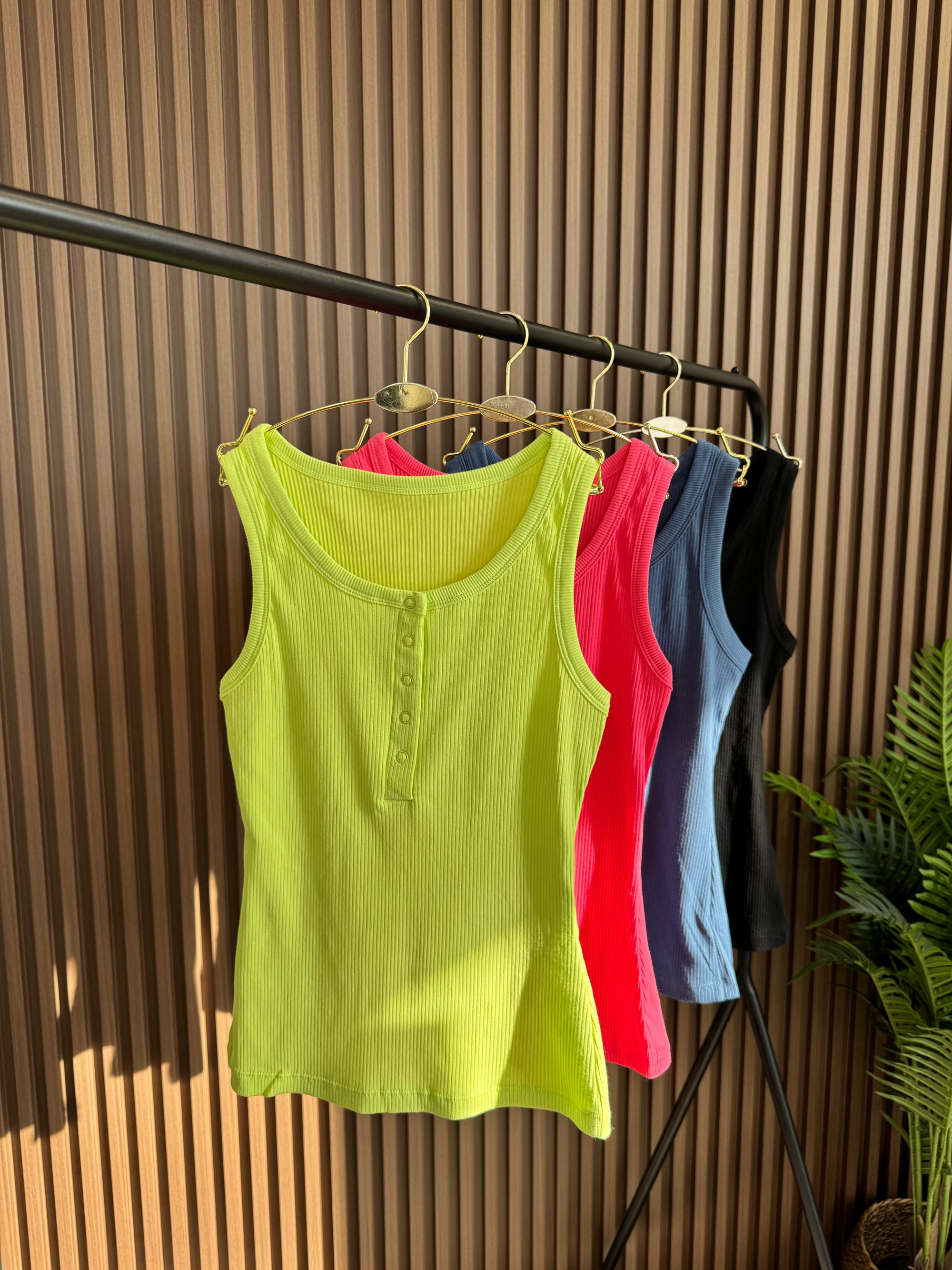 Майка в рубчик з застібками