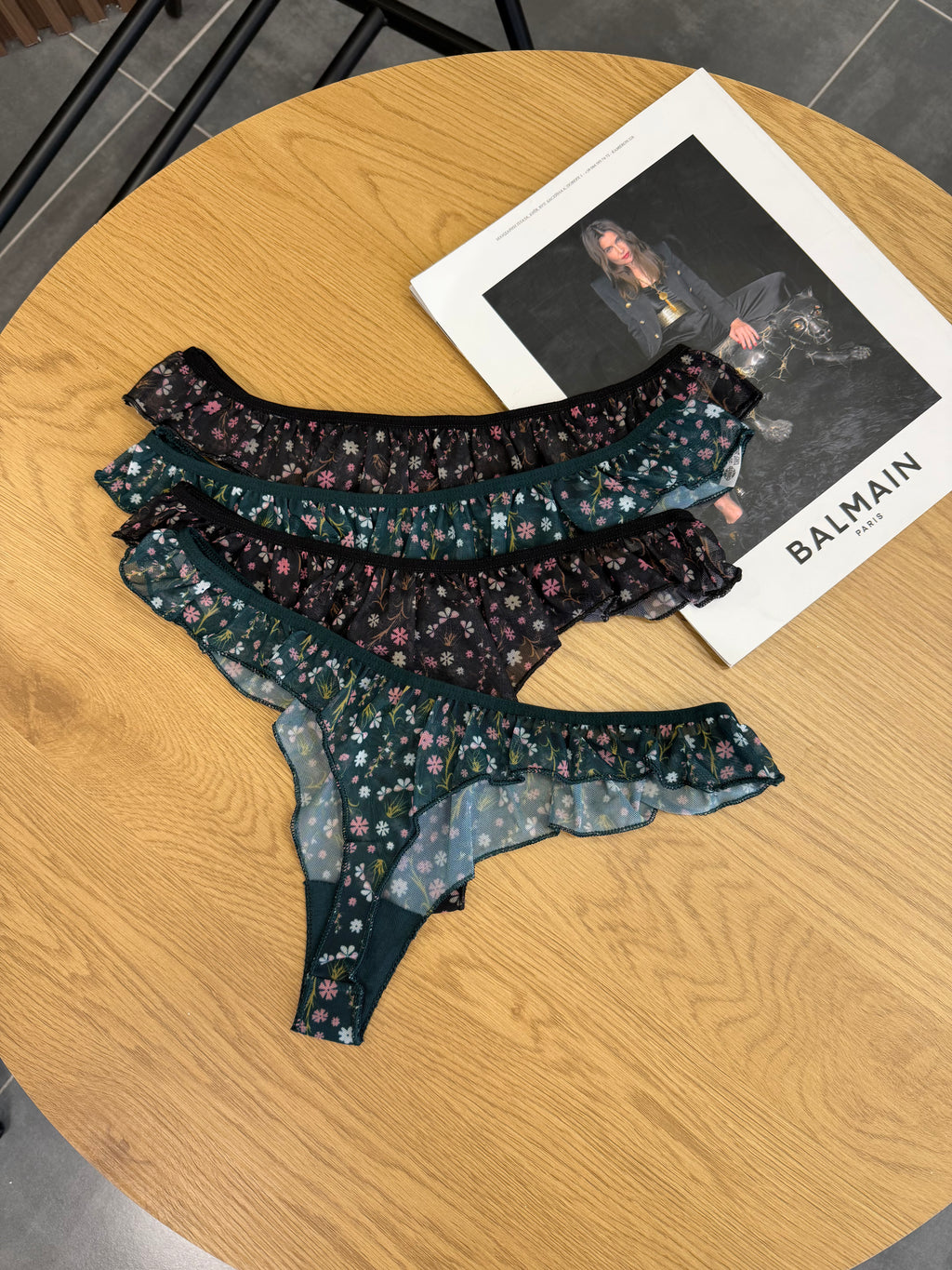 Стрінги сіточкою в квітковий принт