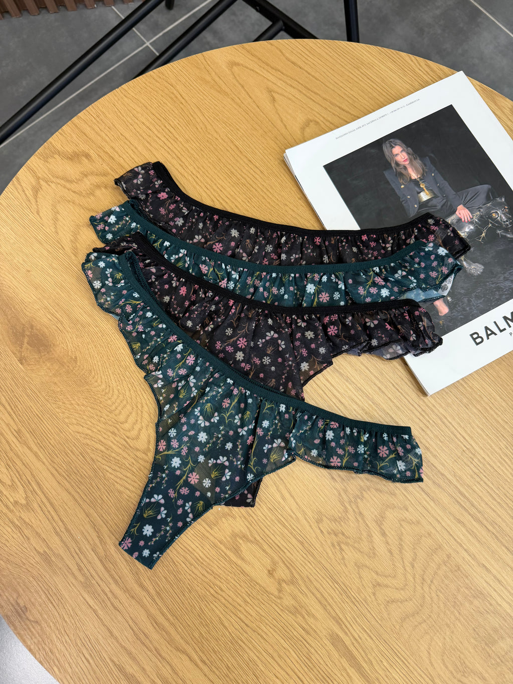 Стрінги сіточкою в квітковий принт