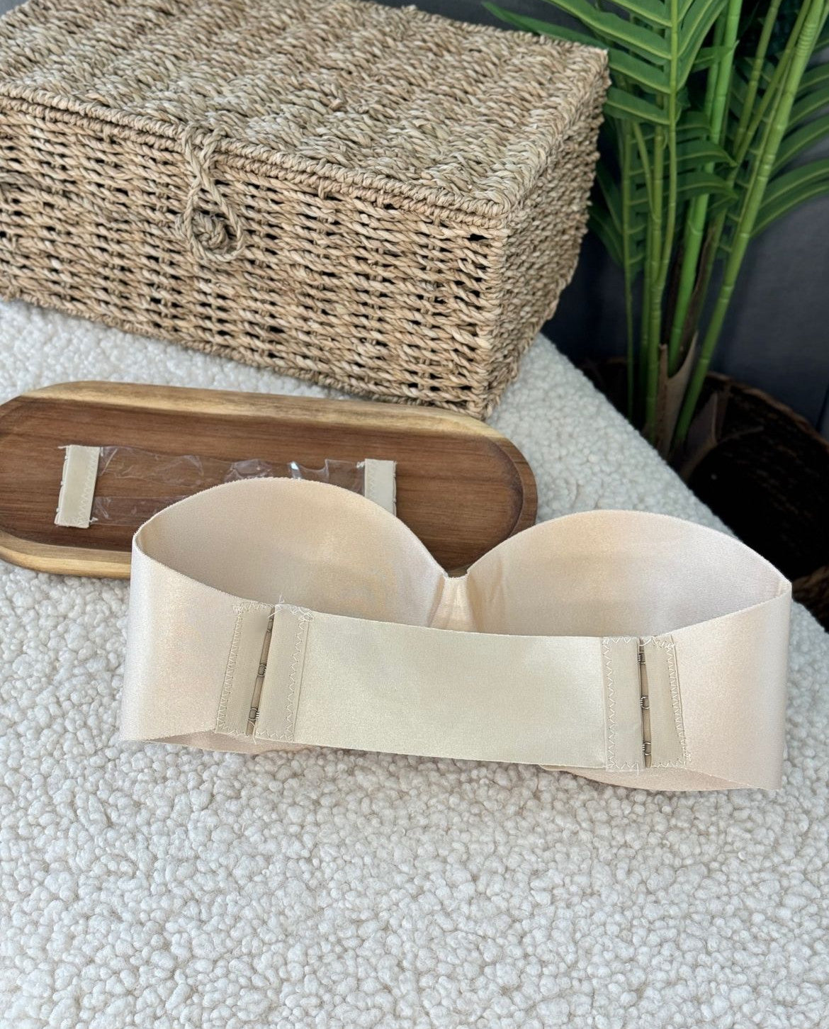 Бюст без бретелей з дефектом